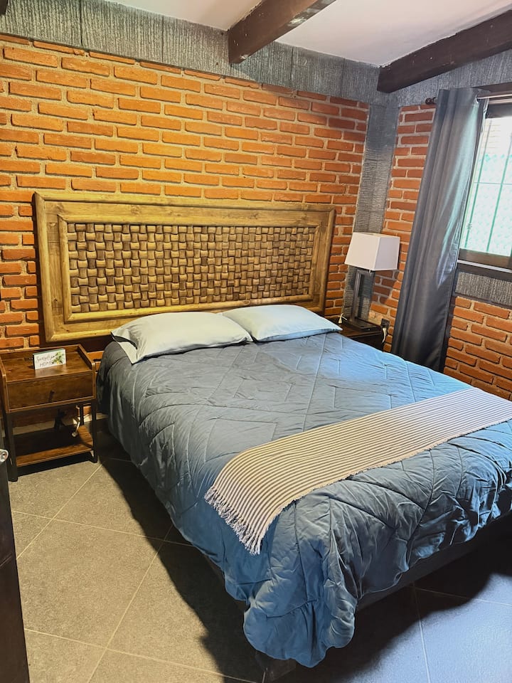 Master bedroom with queen size bed.
With a warm quilt and Sognare mattress cover, for your best rest.