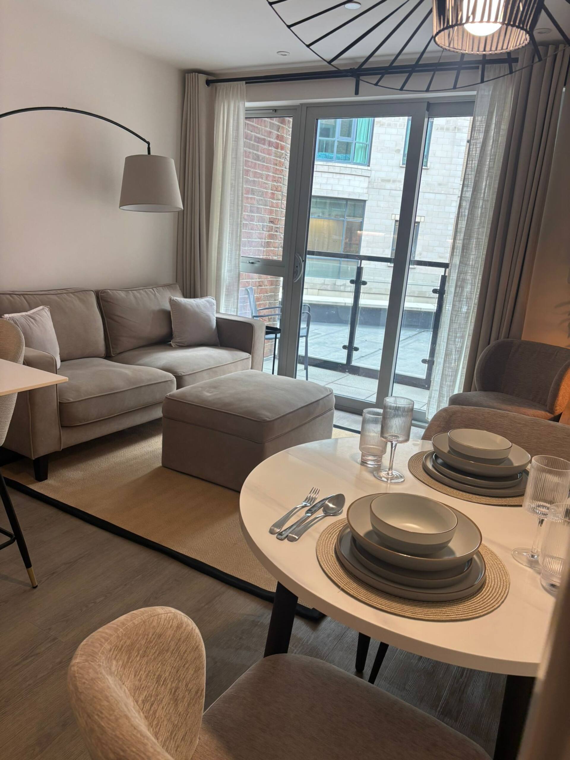 Stunning Poole Apartment - On-site Parking & WIFI