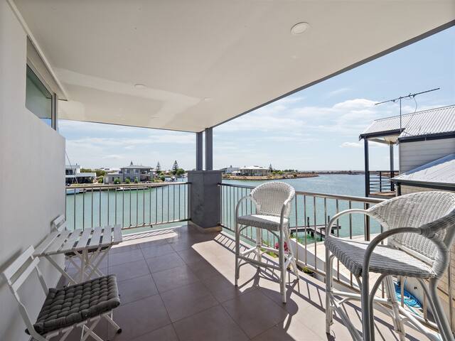Sunset Waters Absolute waterfront Beach house. gallery image 4