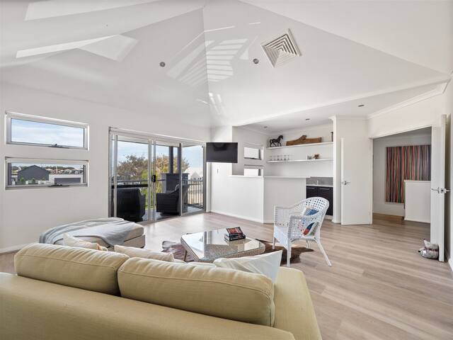 Sunset Waters Absolute waterfront Beach house. gallery image 3