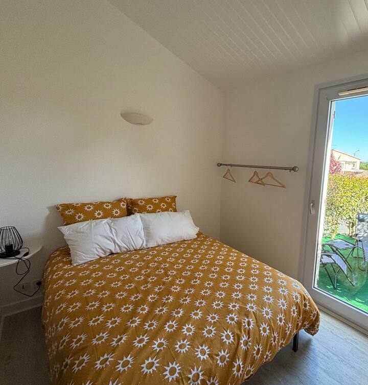 Habitación de 8 m 2, acceso a la puerta de la ventana para la terraza trasera.