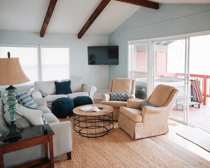 Hot Tub Hideaway By  Shark Tooth Shores - Lusby, MD