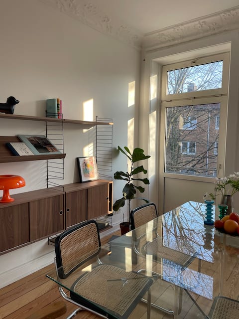 Successful Airbnb property: Bright, renovated old building apartment in Hoheluft West