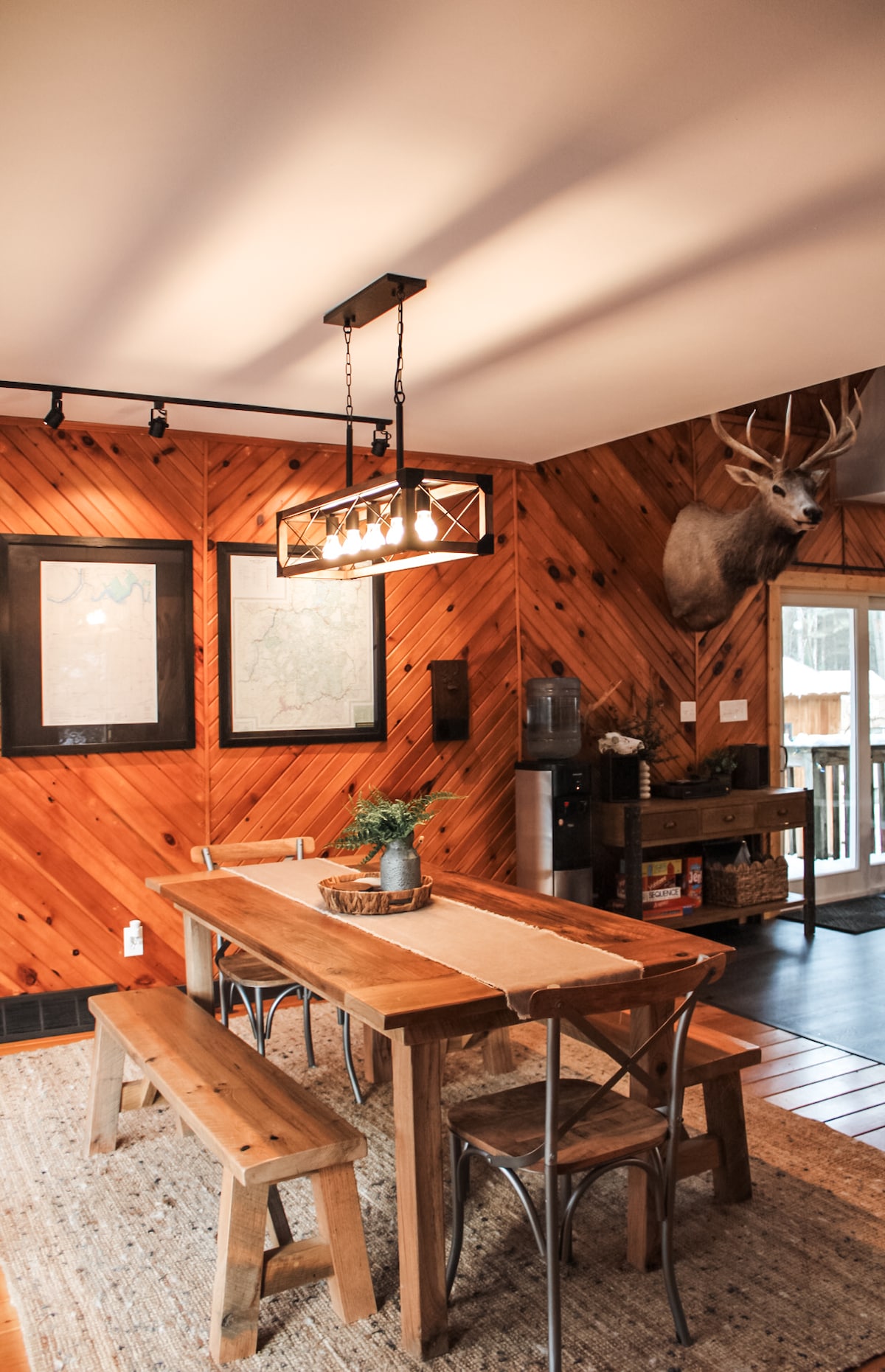 Dining area image 3 at Sweet River Lodge in Tionesta