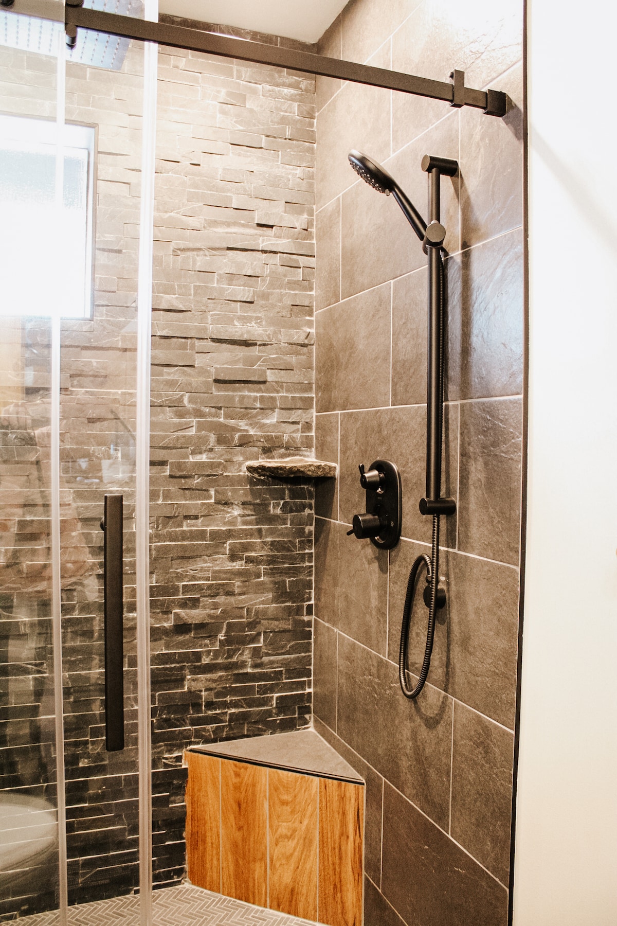 Full bathroom 1 image 3 at Sweet River Lodge in Tionesta