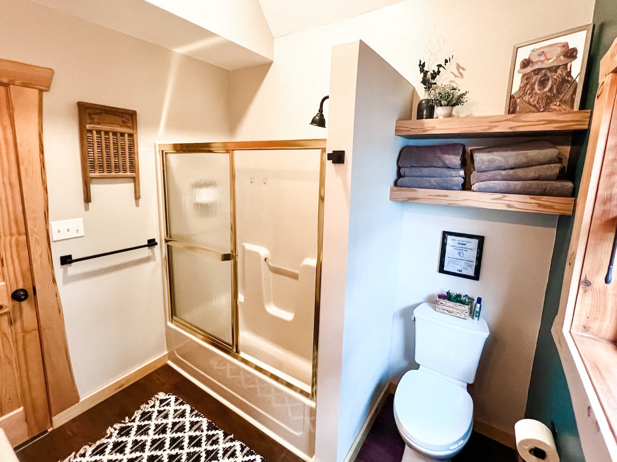 Full bathroom 2 image 2 at Sweet River Lodge in Tionesta