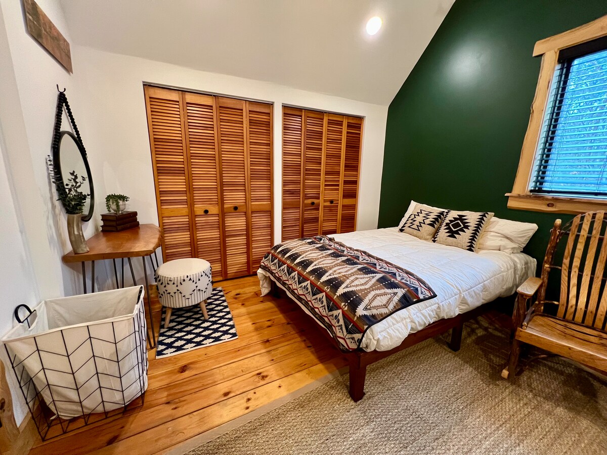 Bedroom 3 image 2 at Sweet River Lodge in Tionesta