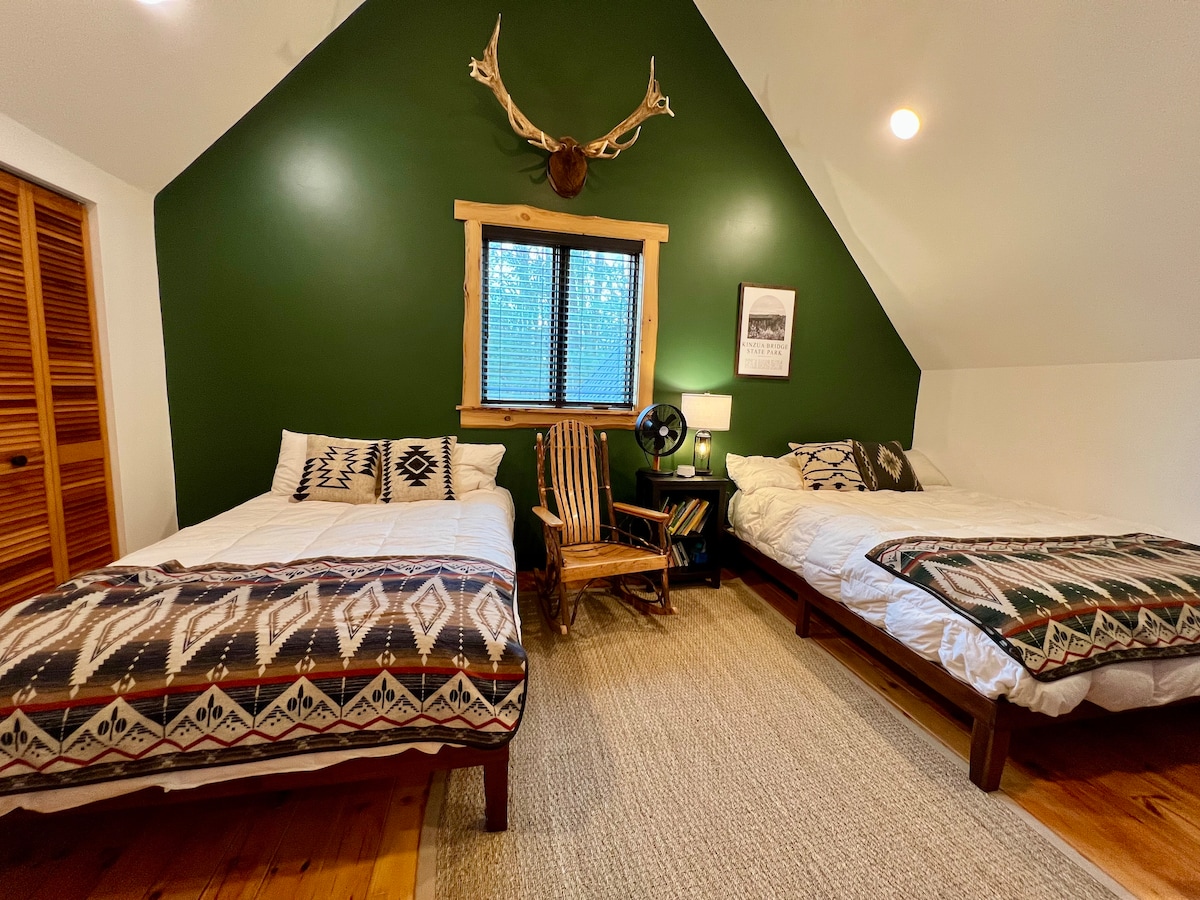 Red Stag Room: Second floor, second bedroom features a queen bed, full bed and a crib. at Sweet River Lodge in Tionesta