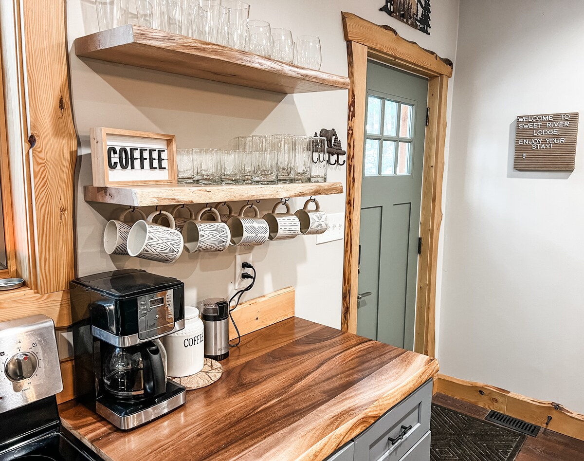 Starbucks Coffee, tea and sugar are provided. at Sweet River Lodge in Tionesta