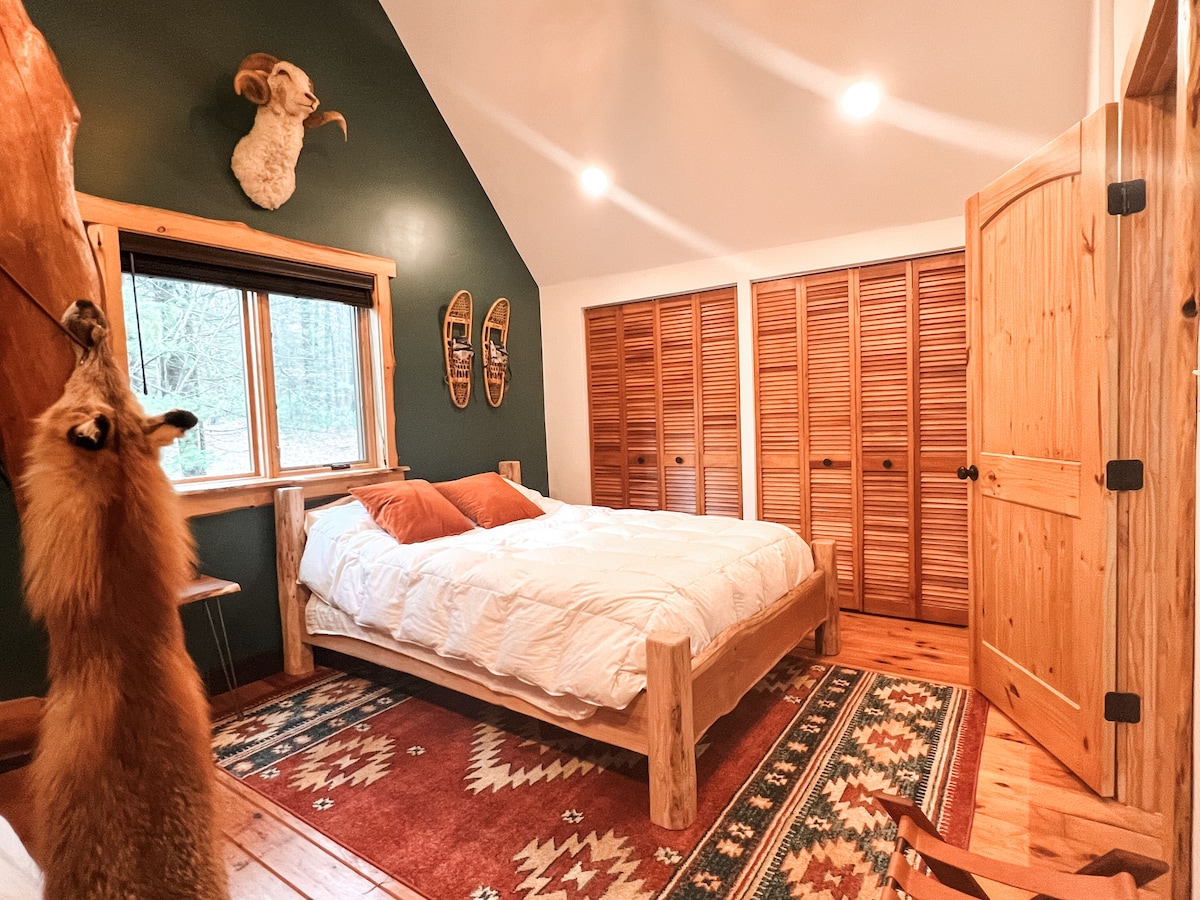 Bighorn Sheep Room: Second floor bedroom features a queen bed and a bunk bed. at Sweet River Lodge in Tionesta