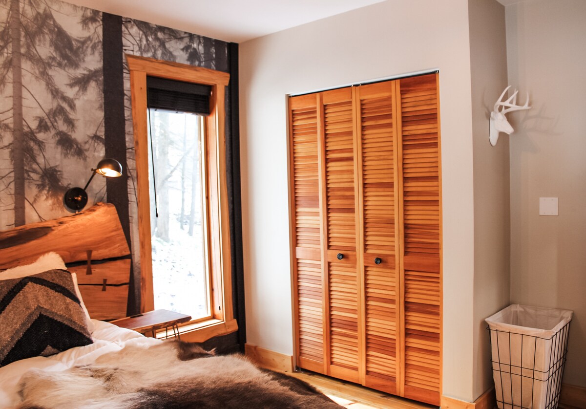 Bedroom 1 image 3 at Sweet River Lodge in Tionesta