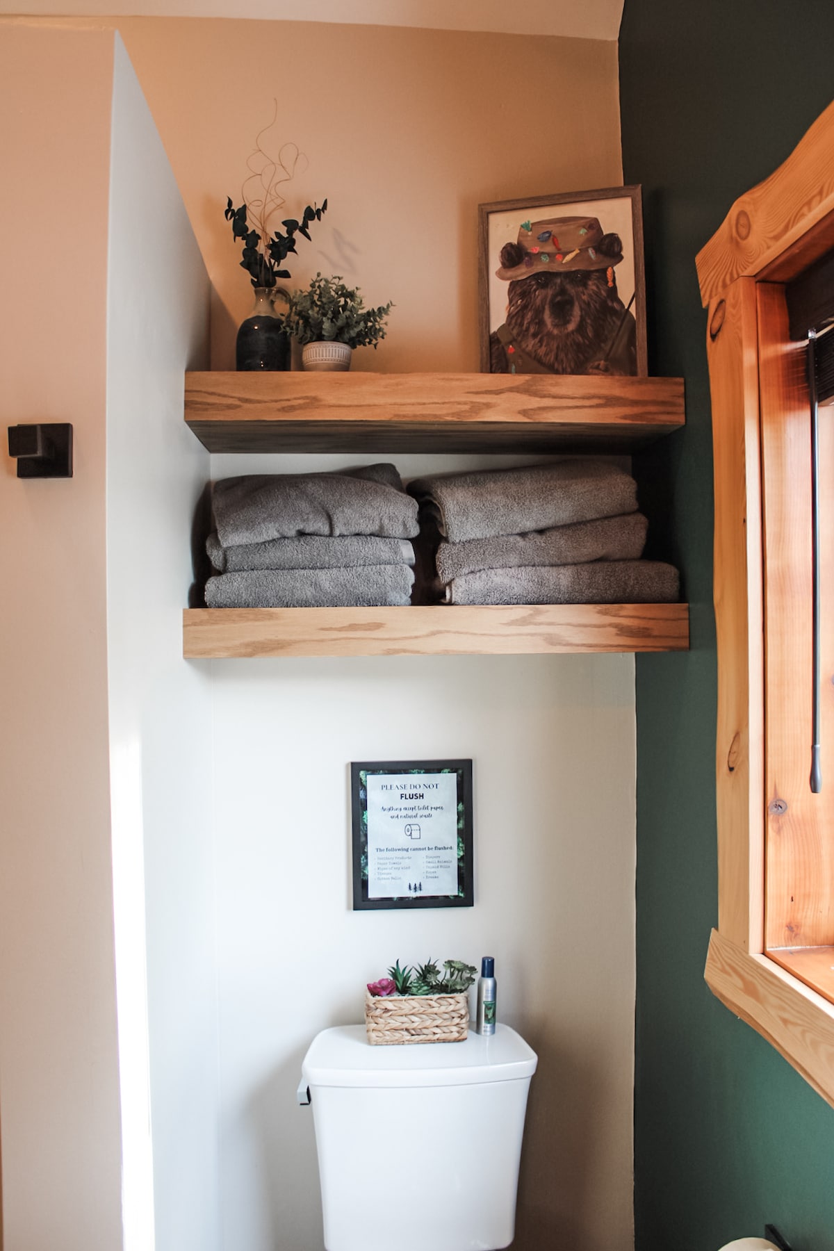 Towels and washcloths are provided at Sweet River Lodge in Tionesta