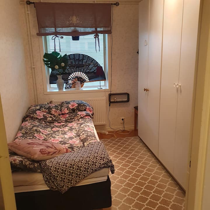 Spavaća soba s krevetom za jednu osobu (90 cm) na donjem katu. Ormar, vrata koja se ne mogu zaključati.