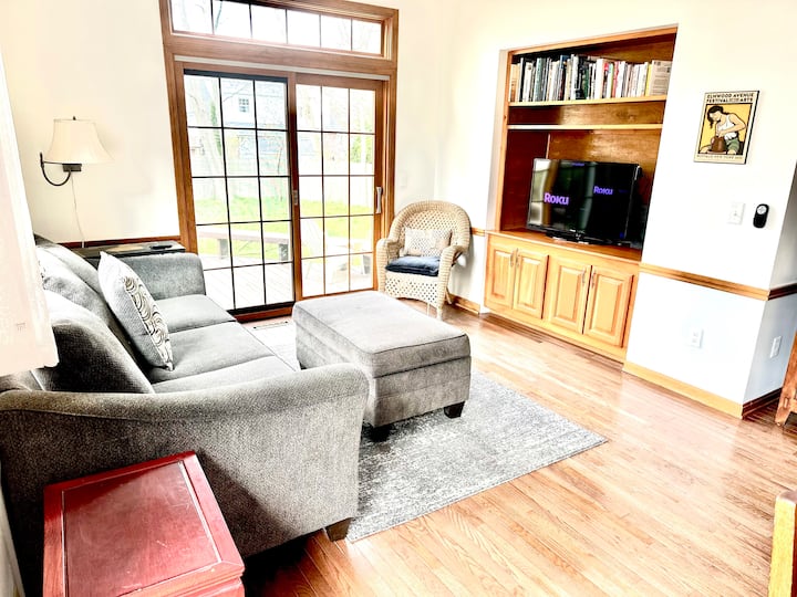 Updated Village Of Hamburg Home Sleeps 6 - Hamburg, NY