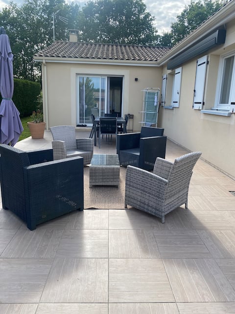 2 guest rooms + private bathroom with pool access