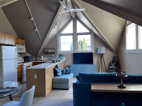 Top Airbnb: 1BR Coach-house, Prime Location in South Cambie
