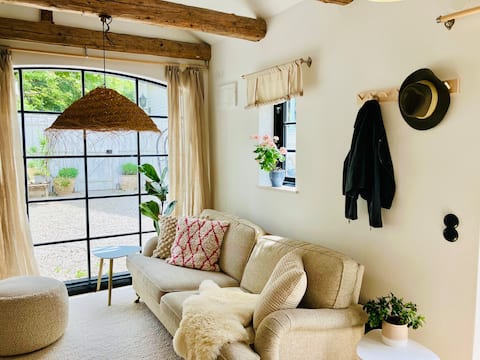 Top performing Airbnb: Spacious studio 10 mins from sea in Öster