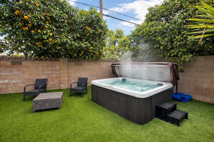 Home W/ 2 King Beds, Jacuzzi, Ev Ch. & Ping-pong! - Calabasas, CA