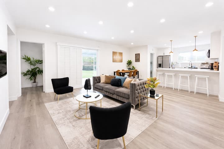Home W/ 2 King Beds, Jacuzzi, Ev Ch. & Ping-pong! - Calabasas, CA