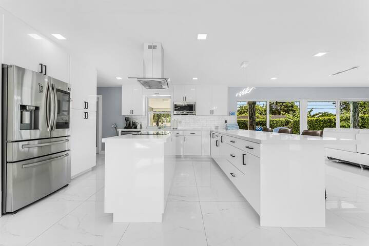 Lux Pool Retreat|Grill| By Hard Rock & Beach gallery image 3