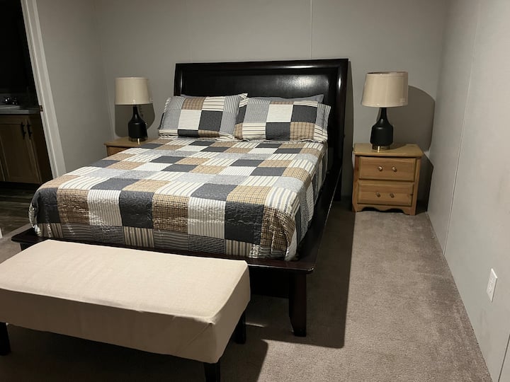 ห้องนอนใหญ่มีห้องน้ำขนาดใหญ่พร้อมที่อาบน้ำฝักบัวแบบวอล์คอินขนาดใหญ่สุดๆและอ่างล้างมือคู่  