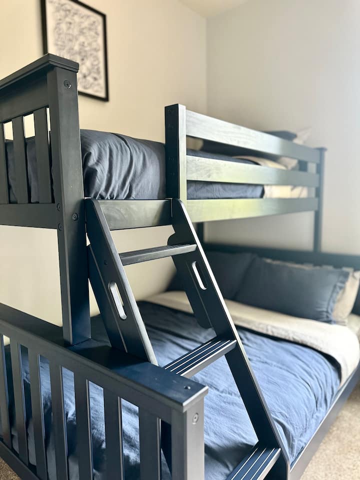 Soba na kat u prizemlju (dvokrevetna i jednokrevetna) s pristupom terasi