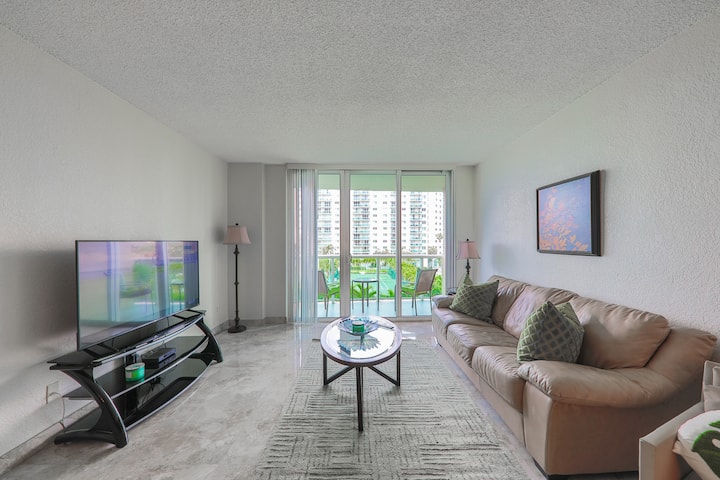 Beautiful Pool View Free Parking Str-02911 - Sunny Isles Beach, FL