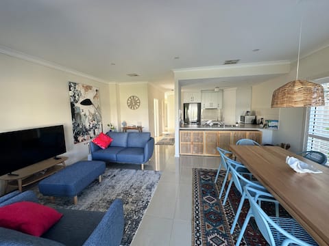 Top Airbnb: Family and Pet-friendly home | 1 min to the beach in Aldinga Beach