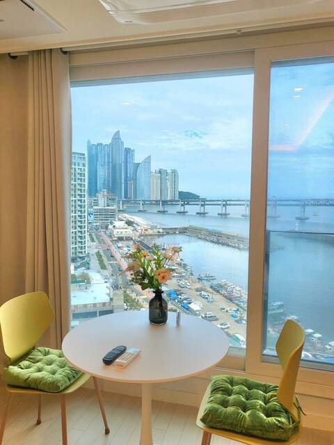 # Free parking/# Milak The Market/Gwangalli Beach/Netflix/Ocean View/Healing/Clean interior