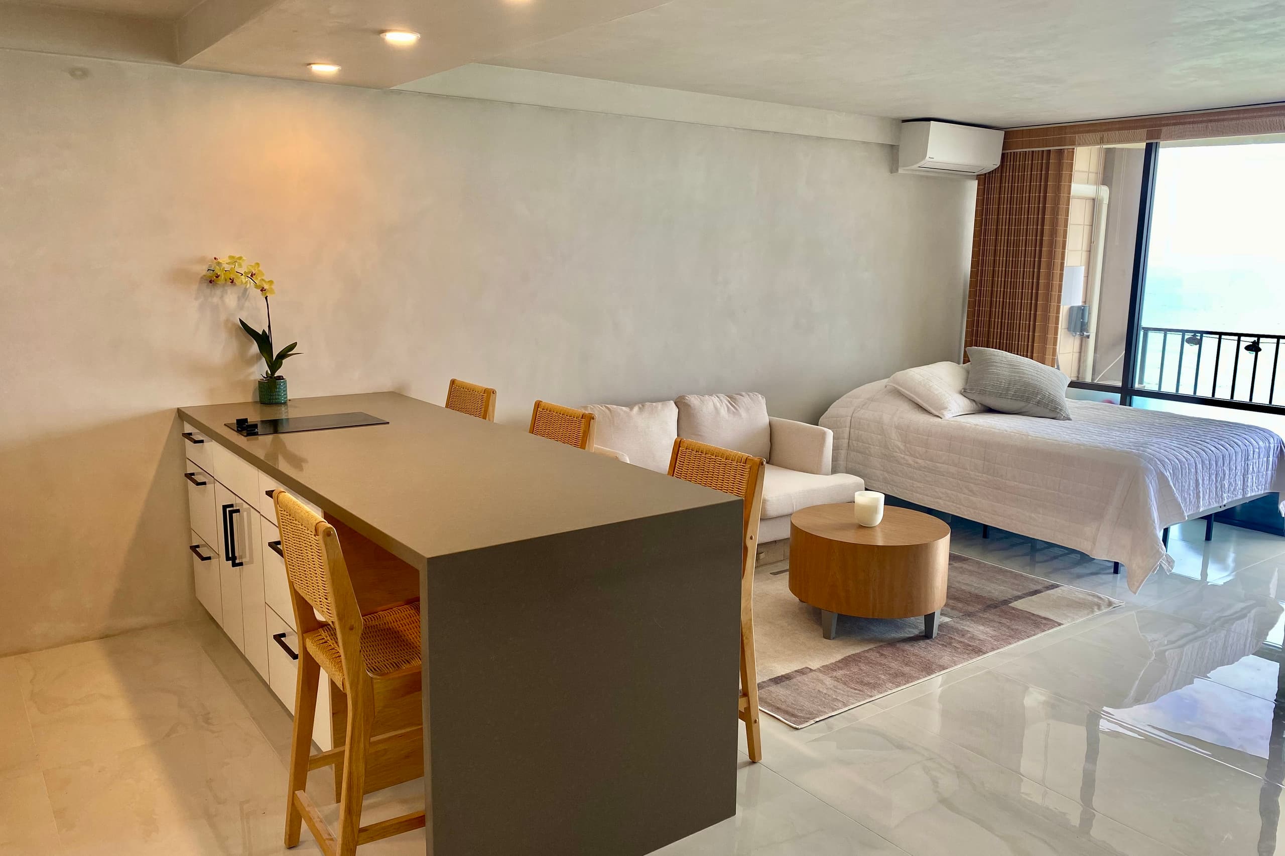 Condo in Lahaina · ★4.94 · Studio · 1 bath - Image 2