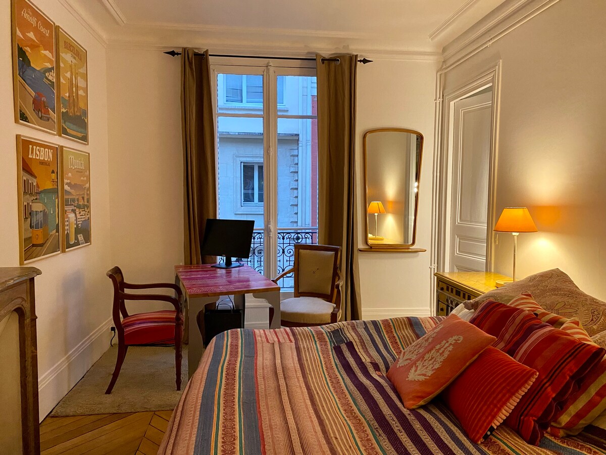 Gran habitación con una cama de matrimonio de 160 cm, y un escritorio con pantalla para trabajar si es necesario.