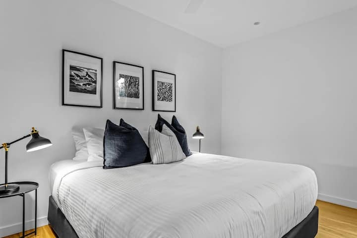 Quarto convidativo com um ambiente acolhedor