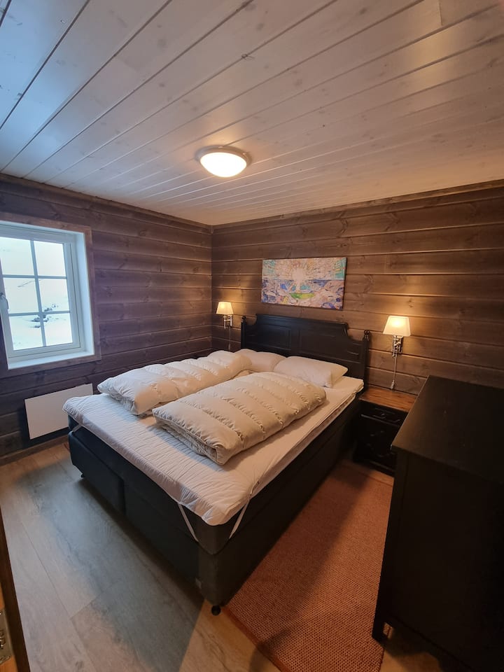 De master bedroom is op de 1e verdieping en heeft een matras van 160 cm. Beschikbare lade ruimte in dressoir voor kleding.