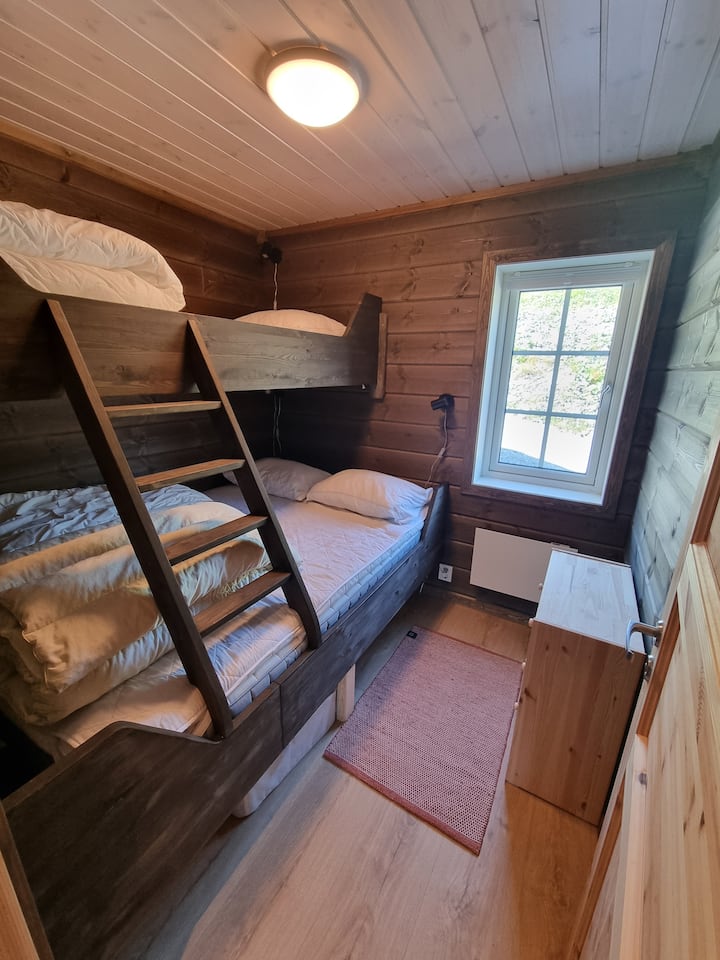 Het bovenste bed heeft momenteel geen bedrail, dus het mag voorlopig alleen door volwassenen worden gebruikt.

140 cm matras onder en 90 cm matras boven.