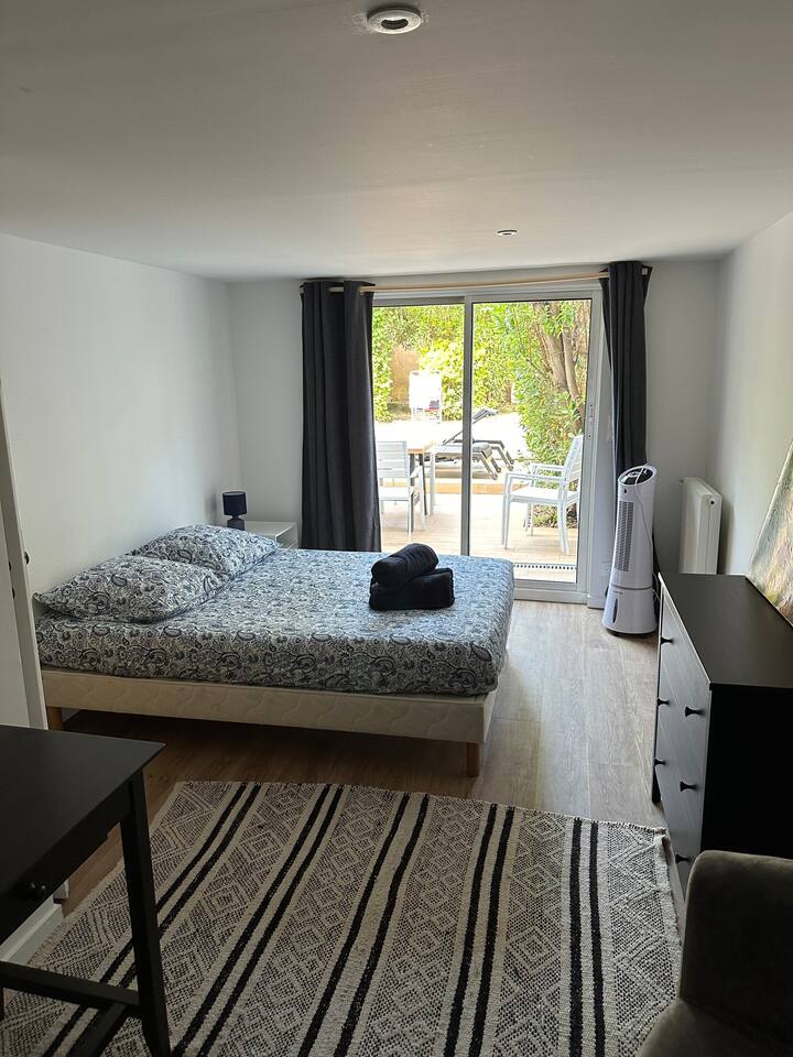 חדר שינה בקומת הקרקע עם מיטה בגודל 140 ס"מ 