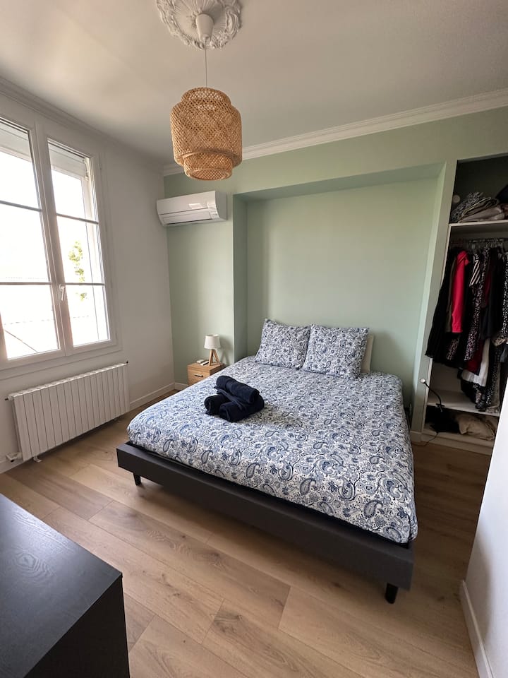 חדר שינה ראשי עם מיטה בגודל 180 ס"מ. 