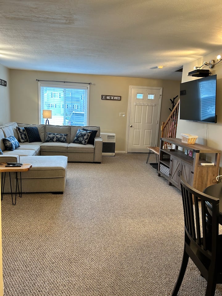Townhouse, Walk To Town; Mt Club Access Included - New Hampshire