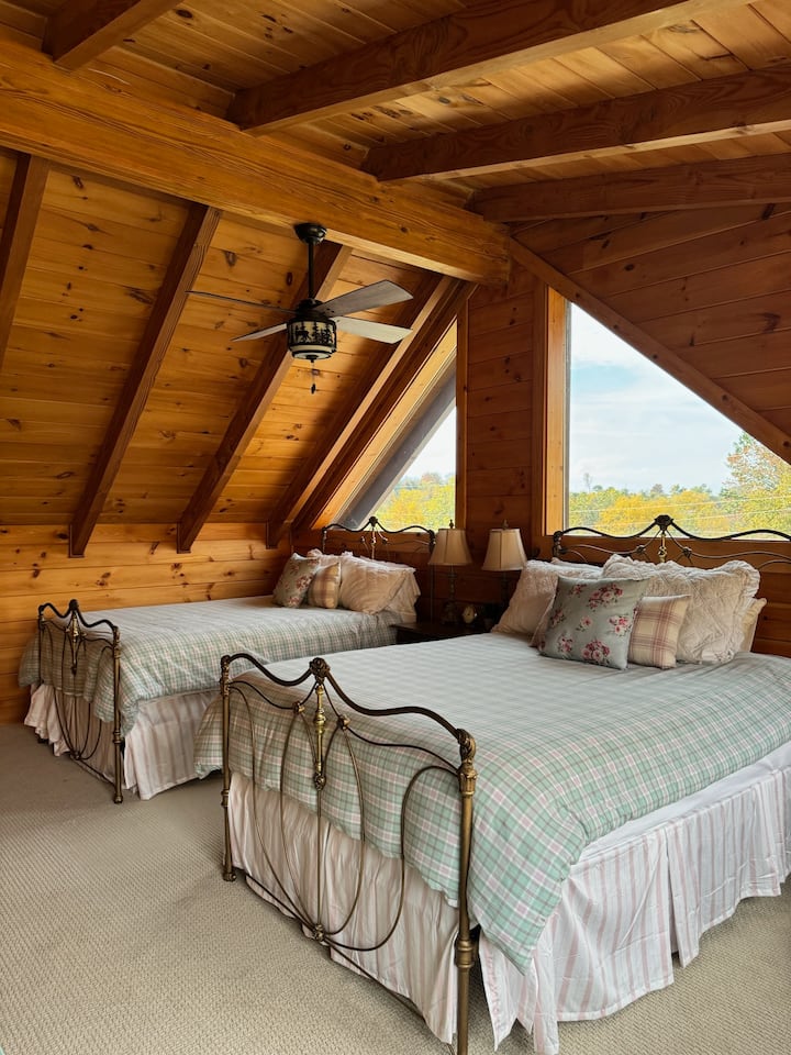 ห้องนอนชั้น 2 มีเตียงคู่ 2 เตียงพร้อมเตียงแฝดตู้เสื้อผ้าขนาดใหญ่และ Packnplay