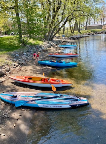 “Blue Bay Getaway” lake front!