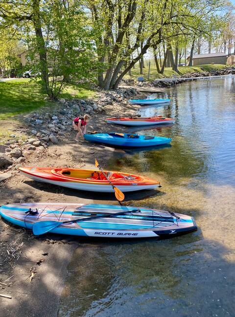 “Blue Bay Getaway” lake front!