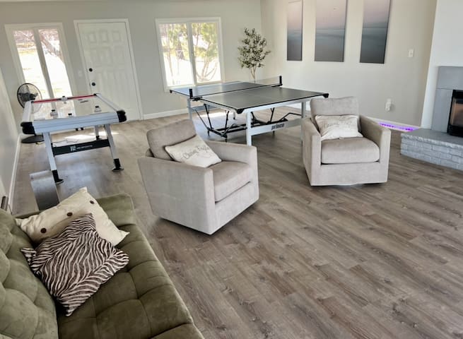 “Blue Bay Getaway” lake front! gallery image 2