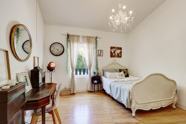 Artists’ Room with a queen-size bed, decorated with artworks and film director-inspired elements, offering a creative and inspiring atmosphere