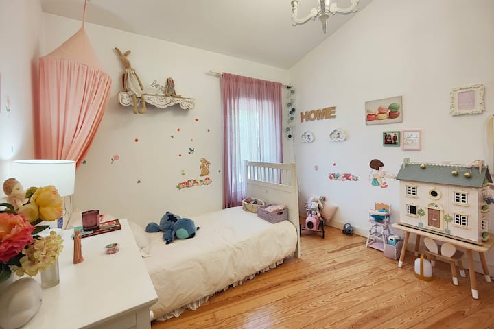 Princess / Children’s Room with 1 or 2 single beds, decorated especially for kids with playful and colorful elements for a magical stay.