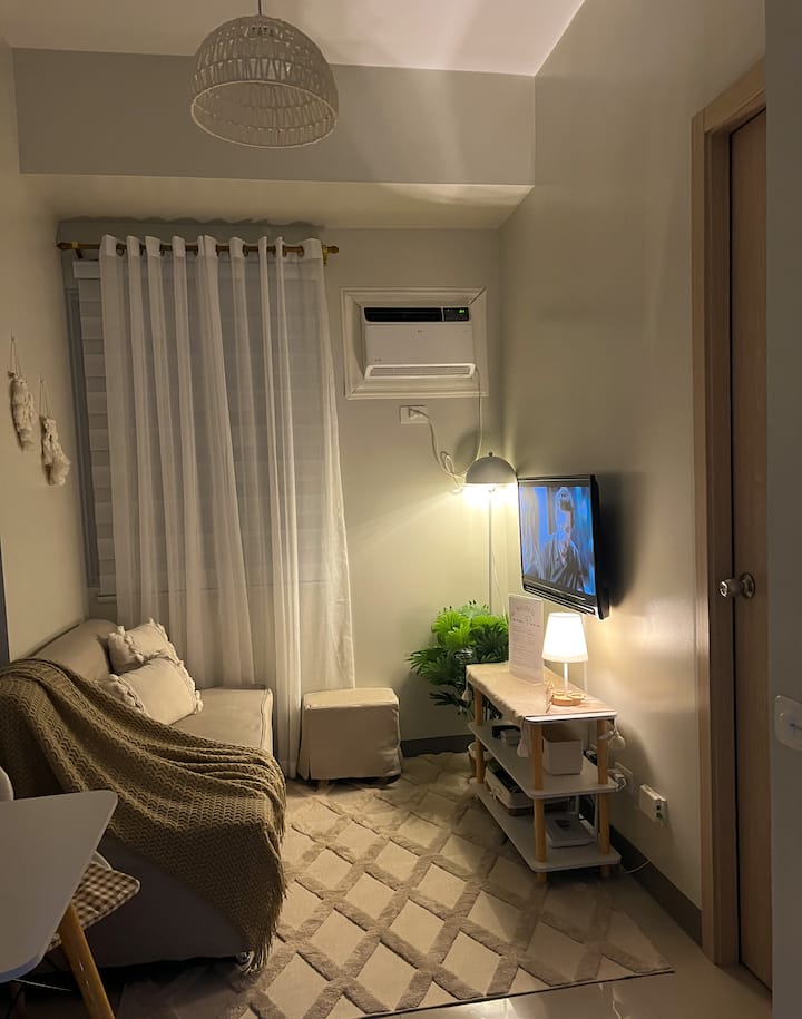 Cozy & Stylish Staycation | Free Pool Access For 2 - Marikina