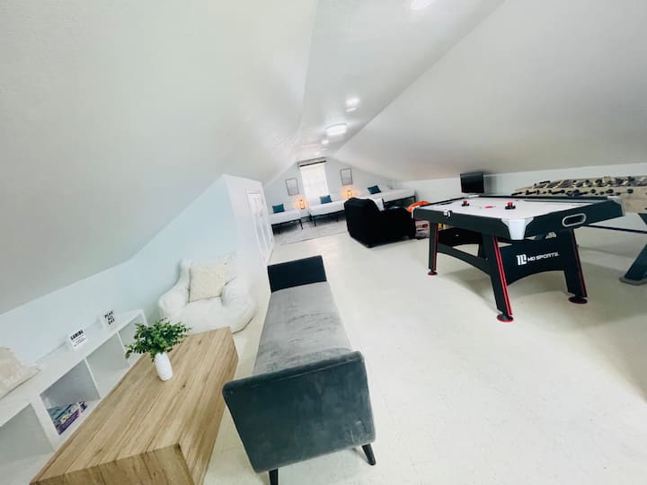 تتوفر غرفة ألعاب مع 3 أسرّة كوين في الطابق الثالث مع مساحة مغلقة مقابل رسوم إضافية في الليلة. 