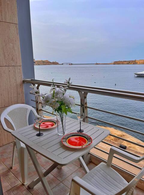 Seafront Apartment in Birgu - Ferry-Valletta