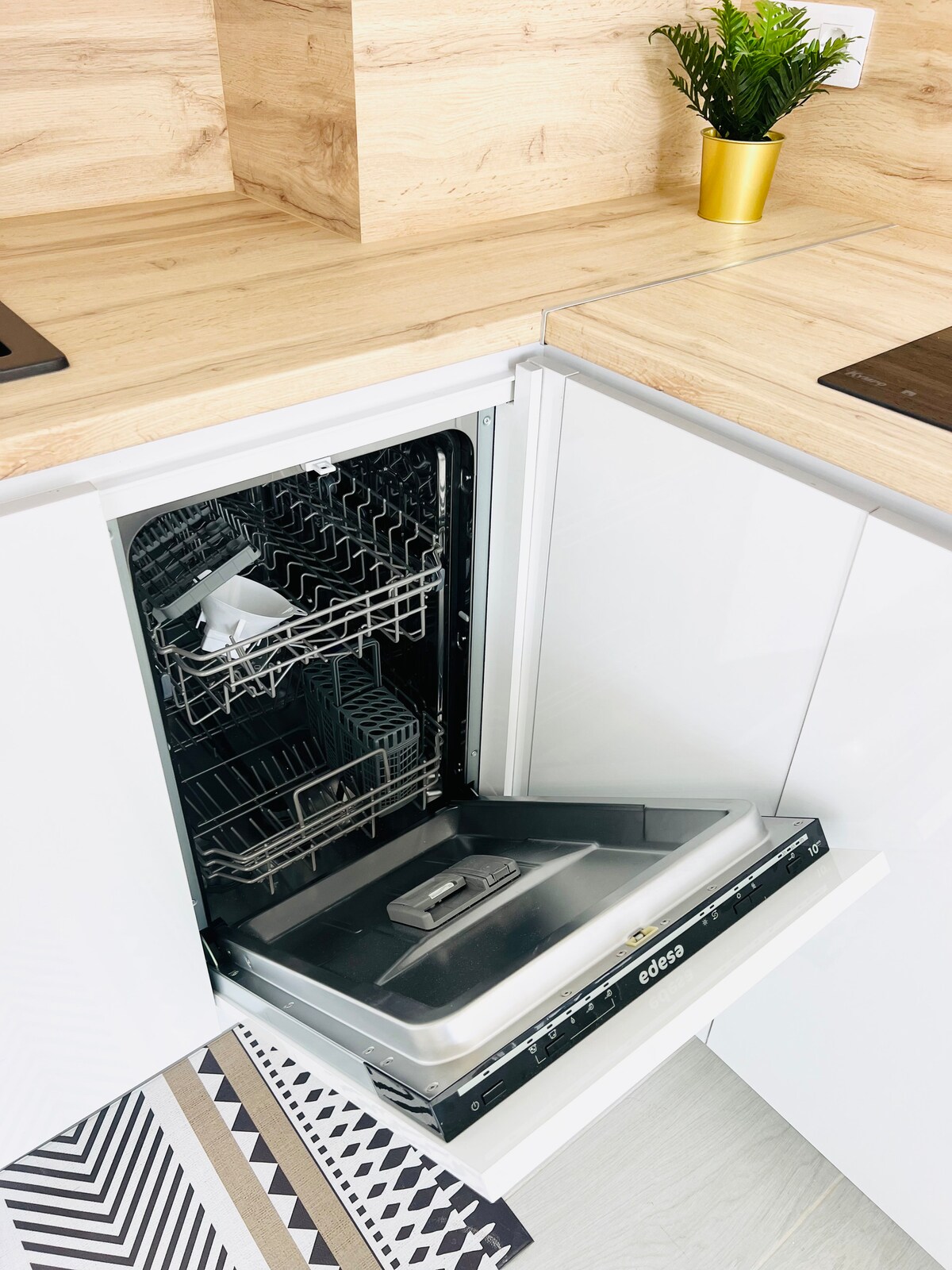 Popular Airbnb listing: Golden Suite Plaza in La Oliva