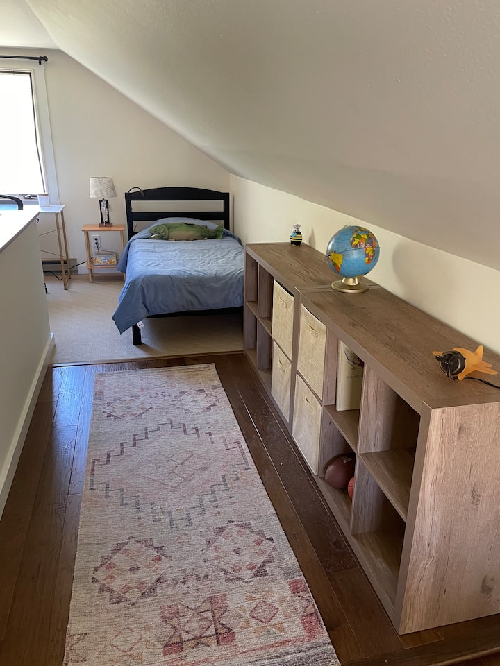 Deux lits jumeaux avec espace de travail