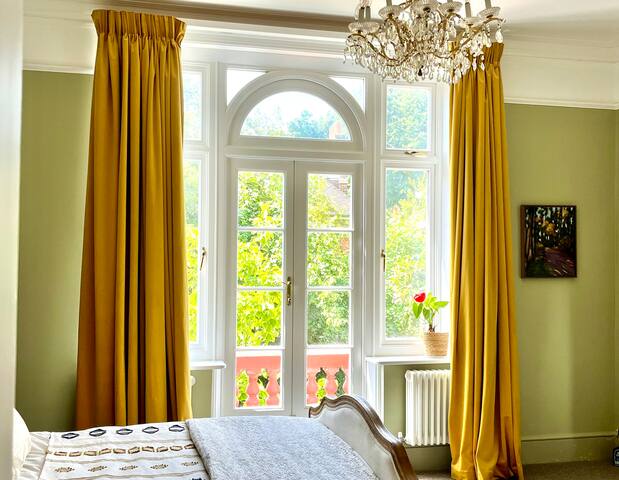 London mansion house with garden gallery image 3