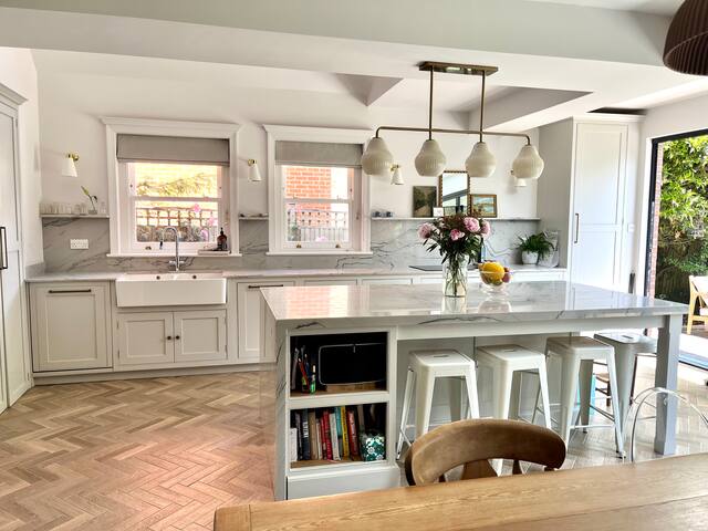 London mansion house with garden gallery image 5